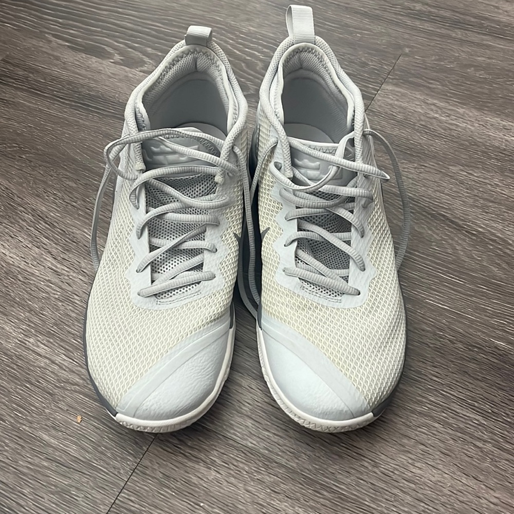 Lebron Witness II basketball shoes size 9.5